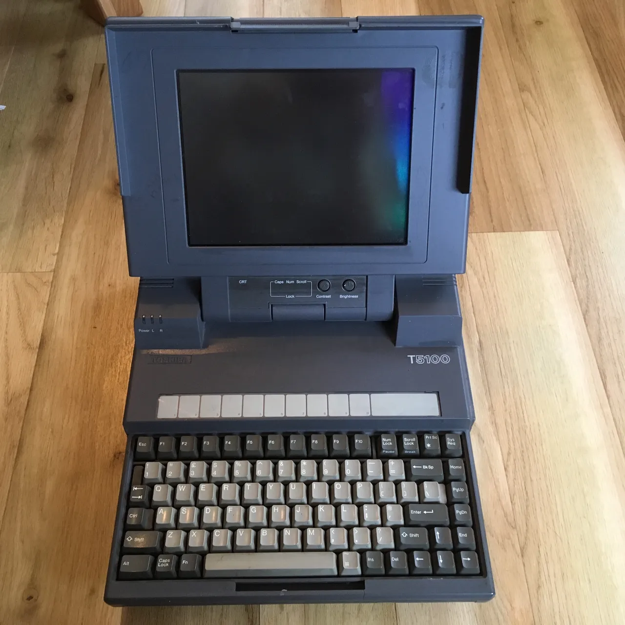 Opened view of a Toshiba T5100, you can see the keyboard and screen. It's not powered on